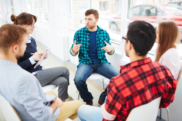 Imagen de un grupo de personas sentadas en circulo | Psicólogo Alcobendas | Psicólogo Online | Clínica de Psicología | Consulta Psicológica Online