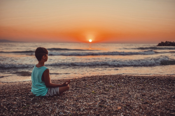 Niño sentado en la playa al atardecer | Madrid Psicoterapia | Ciprea social | Ciprea Logopedia | Neuropsicología