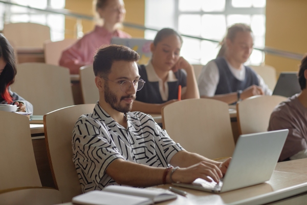 Universitario haciendo formación | Psicólogos online Madrid | Centro de psicología clínica y de la salud
