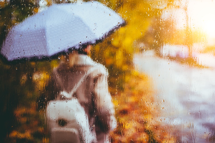 Mujer en otoño con paraguas y lluvia | Depresión Estacional | Estado de Ánimo | Madrid Psicoterapia