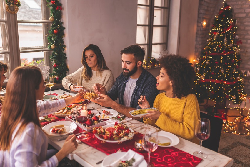 Imagen de una familia comiendo en ambiente navideño | Reuniones Familiares en Navidad | Mejores Psicólogos de Madrid | Terapia de Pareja en Alcobendas